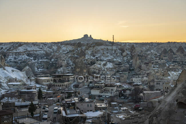 Турция, Каппадокия, Гореме, деревня, покрытая снегом, с замком Учисар — стоковое фото