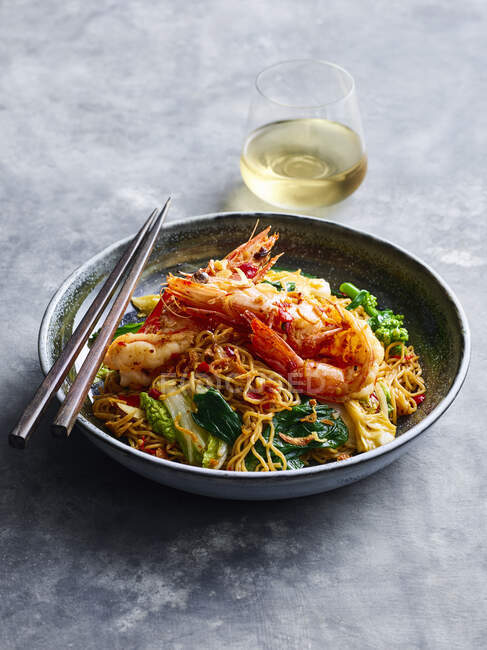 Thai noodles with shrimps — Stock Photo