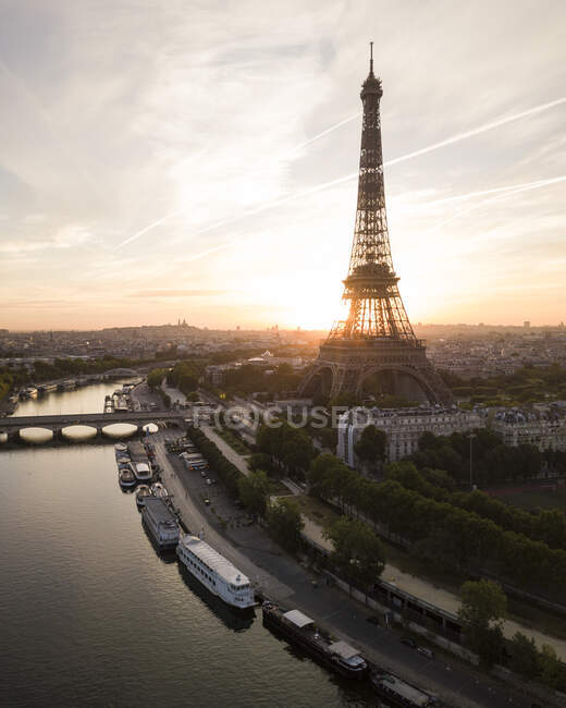 Франция, Париж, Эйфелева башня и река Сена на закате — стоковое фото