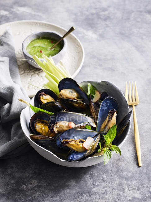 Hoi Ma Lang Phu O Bp - mussels cooked with herbs — Stock Photo