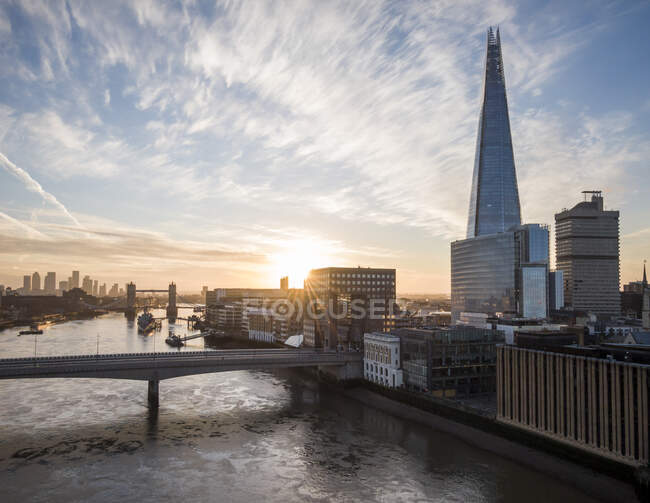 Reino Unido, Londres, Edificio Shard y río Támesis al atardecer - foto de stock