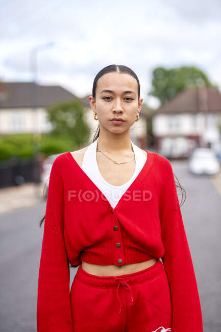 Reino Unido, Londres, Retrato de mulher em vermelho clothingon rua — Fotografia de Stock