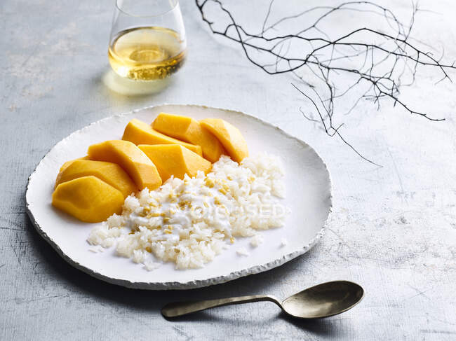 Sticky rice with mango — Stock Photo