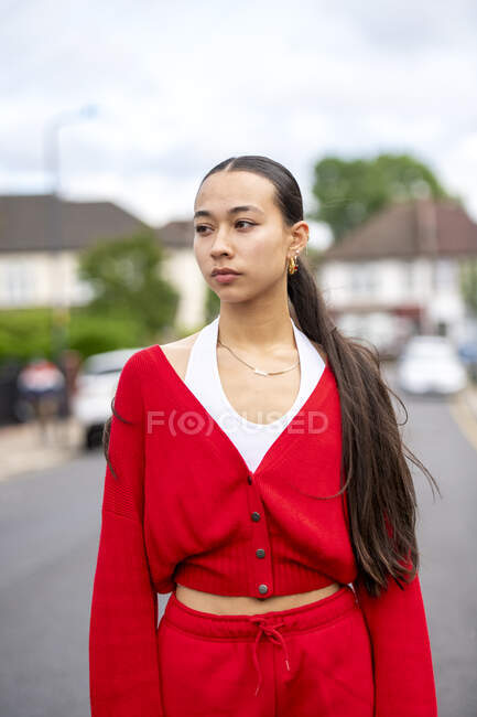 Großbritannien, London, Porträt einer Frau in roter Kleidung auf der Straße — Stockfoto