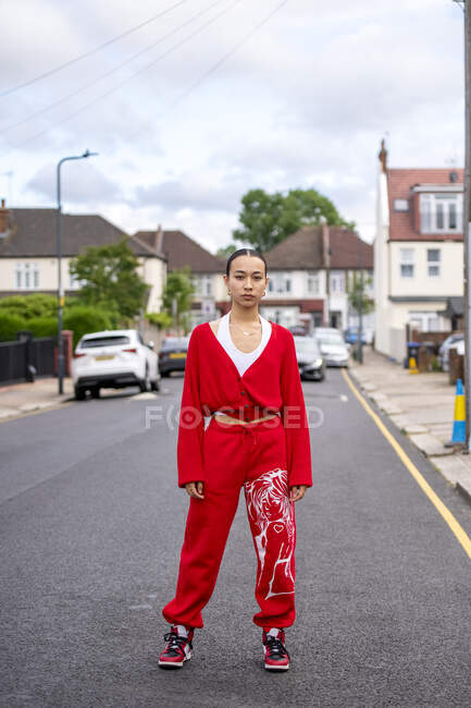 Regno Unito, Londra, Ritratto di donna in abito rossosulla strada — Foto stock