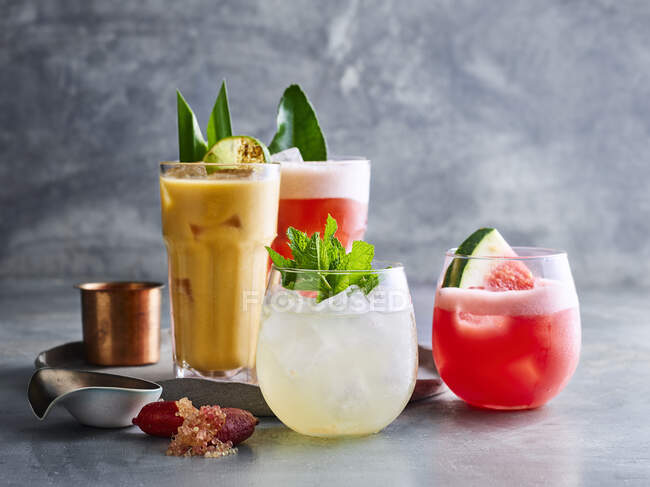 Cold drinks with fruit garnish — Stock Photo