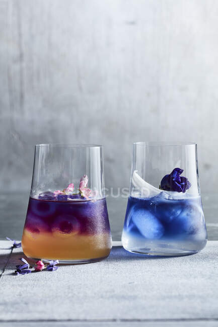 Studio shot of colorful honey and coconut cocktails — Stock Photo