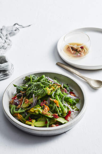Студийный снимок Yum pak, острый овощной салат — стоковое фото