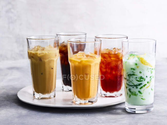Variedad de bebidas de colores - foto de stock