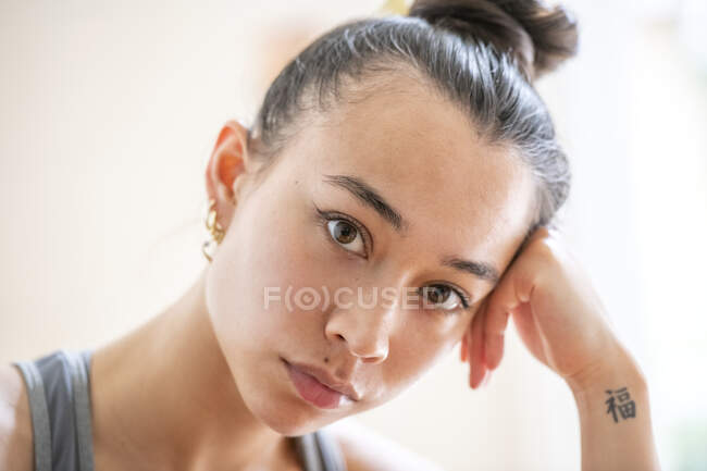 UK, London, Portrait of pensive young woman — Stock Photo