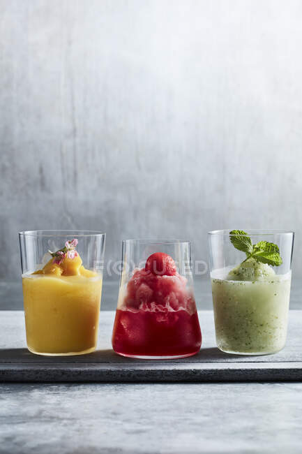 Plan studio de fruitslushies colorées dans des verres — Photo de stock