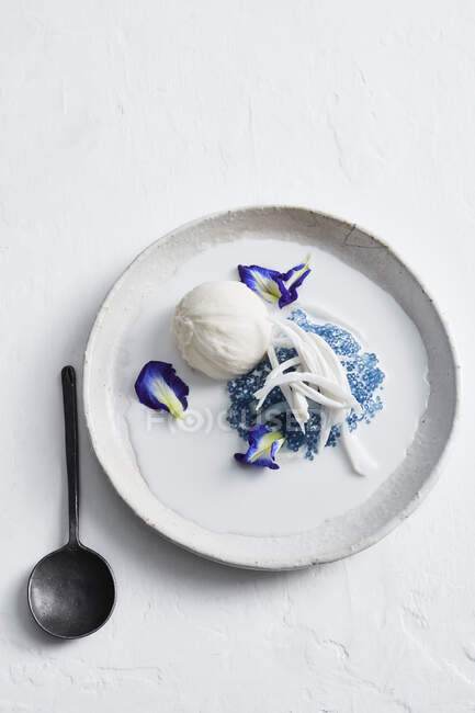Overhead view of sago butterfly pea and ice cream — Stock Photo