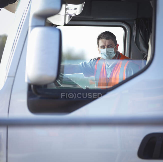 Великобритания, портрет водителя грузовика в маске — стоковое фото