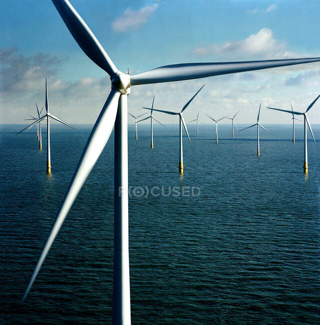 Великобритания, Уэльс, Поуис, Оффшорная ветряная электростанция — стоковое фото