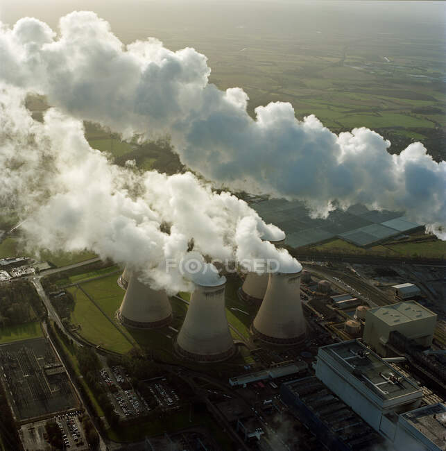 Великобритания, Северный Йоркшир, Вид с воздуха на поднимающийся пар с электростанции DraxPower — стоковое фото