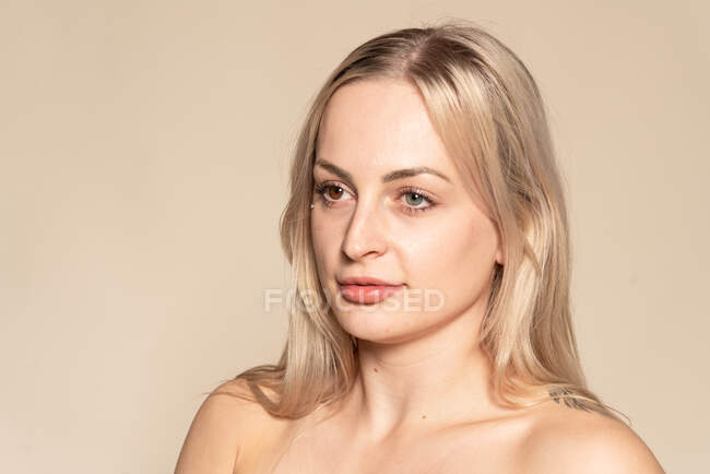 Studioporträt einer hemdlosen jungen Frau — Stockfoto