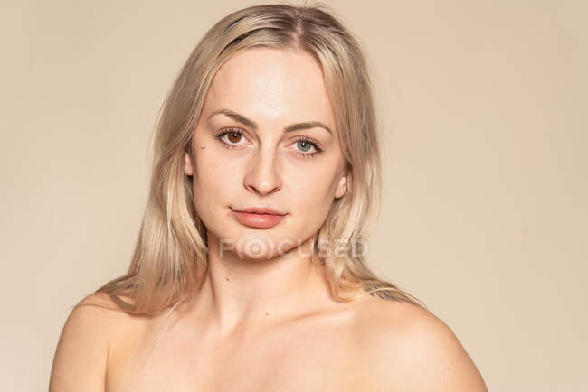 Studio ritratto di una giovane donna senza camicia — Foto stock