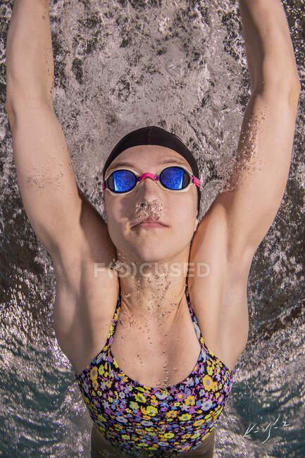 EUA, Texas, Close-up de nadadora feminina na água — Fotografia de Stock