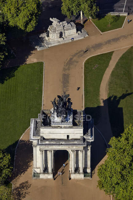 UK, London, Aerial view of Wellington Arch and Royal Artillery Memorial — стокове фото