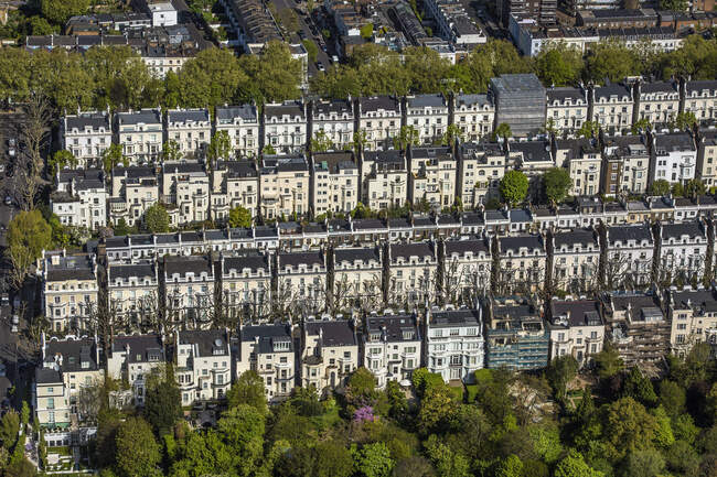 Великобритания, Лондон, Вид с воздуха рядов викторианских игрушечных домов в Холланд-парке — стоковое фото