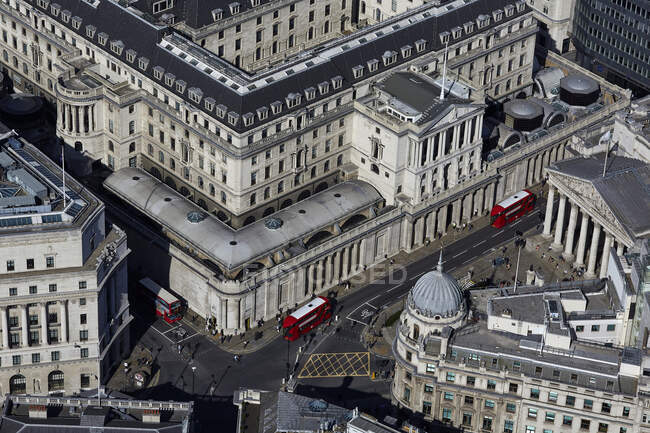 Reino Unido, Londres, Vista aérea del Banco de Inglaterra y autobuses en la calle - foto de stock
