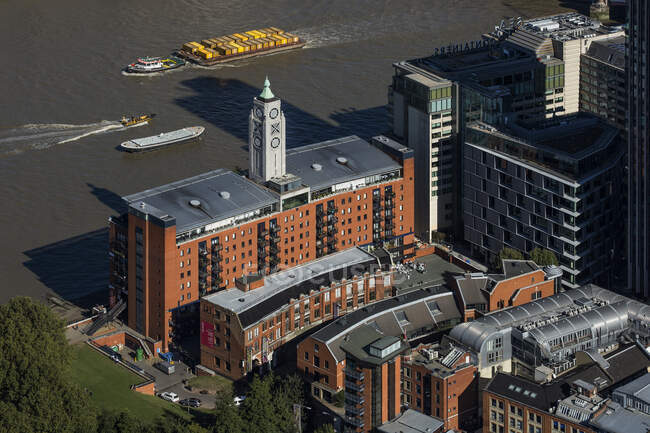 Великобритания, Лондон, Воздушный вид на здание OXO Tower и реку Тэймс — стоковое фото