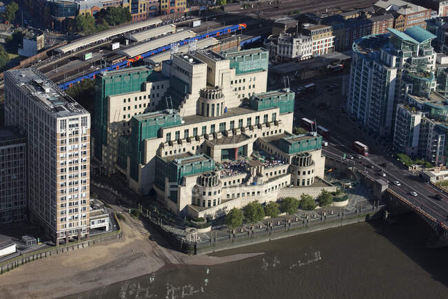 Великобритания, Лондон, Воздушный обзор штаб-квартиры Секретной разведки — стоковое фото