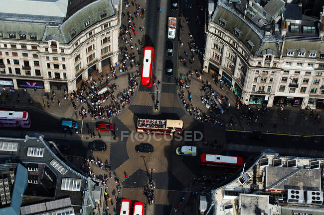 Reino Unido, Londres, Vista aérea del tráfico en Oxford Circus - foto de stock