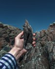 Мобільний телефон з враженням від гори — стокове фото