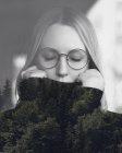 Donna in occhiali e foresta — Foto stock