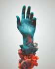 Крашеная красочная человеческая рука — стоковое фото