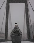 Mujer tomando fotos en el puente - foto de stock