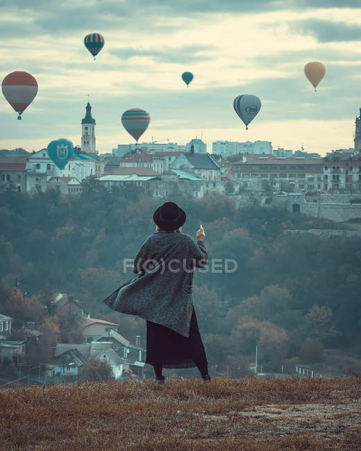 Женщина стоит на холме — стоковое фото