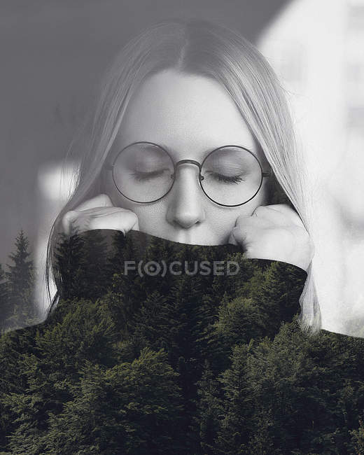 Mujer en anteojos y bosque - foto de stock