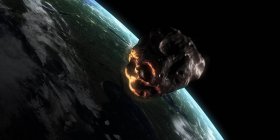 Asteroide acercándose a la Tierra - foto de stock
