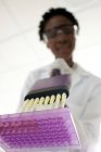 Close-up de pipeta multicanal na mão de cientista feminino — Fotografia de Stock