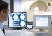 Радіографи беруть комп'ютерне томографічне сканування пацієнта . — стокове фото