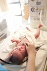 Enfermeira verificando bebê recém-nascido . — Fotografia de Stock