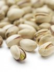 Nueces de pistacho maduras y abiertas - foto de stock