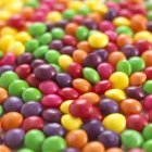 Крупный план разноцветных конфет, полная рамка . — стоковое фото