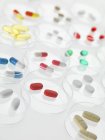 Comprimidos em placas de Petri — Fotografia de Stock
