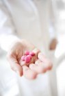 Крупним планом рожеві таблетки в руці лікар. — стокове фото