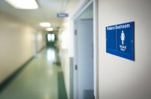 Feminino único sexo ward azul sinal na porta do hospital . — Fotografia de Stock