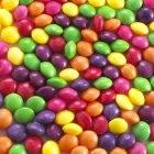 Vista de cerca de dulces de colores . - foto de stock
