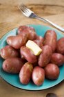 Batatas cozidas King Edward no prato com manteiga . — Fotografia de Stock