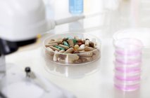 Страва Петрі з таблетками для фармацевтичних досліджень . — стокове фото