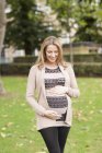 Mujer embarazada en el parque - foto de stock