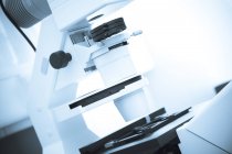 Lichtmikroskop im Labor, Nahaufnahme. — Stockfoto