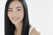 Asiática mediana mujer adulta sonriendo, retrato . - foto de stock