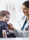 Pediatra do sexo feminino verificando glândulas menino pré-escolar . — Fotografia de Stock